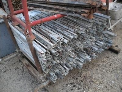 Materiale da ponteggio pronto per il cantiere