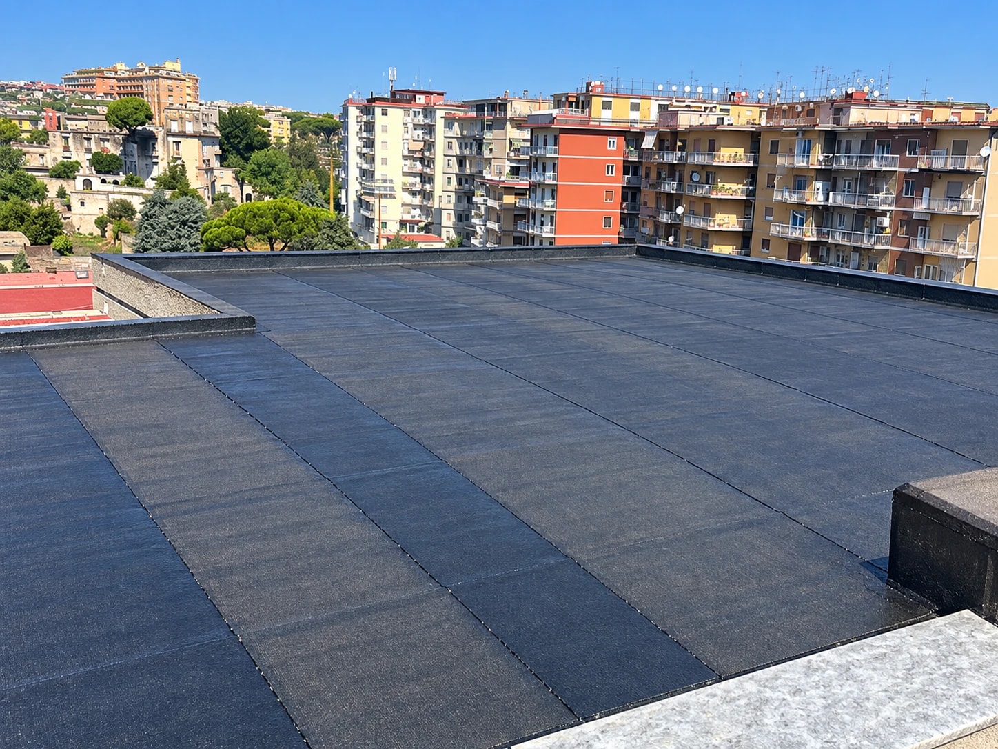 Lastrico solare di un condominio dopo la posa della nuova guaina impermeabilizzante