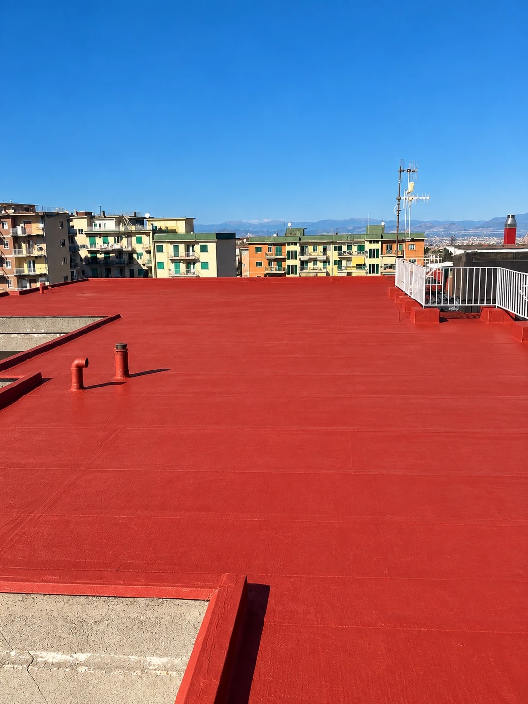 Lastrico solare impermeabilizzato con finitura protettiva rossa